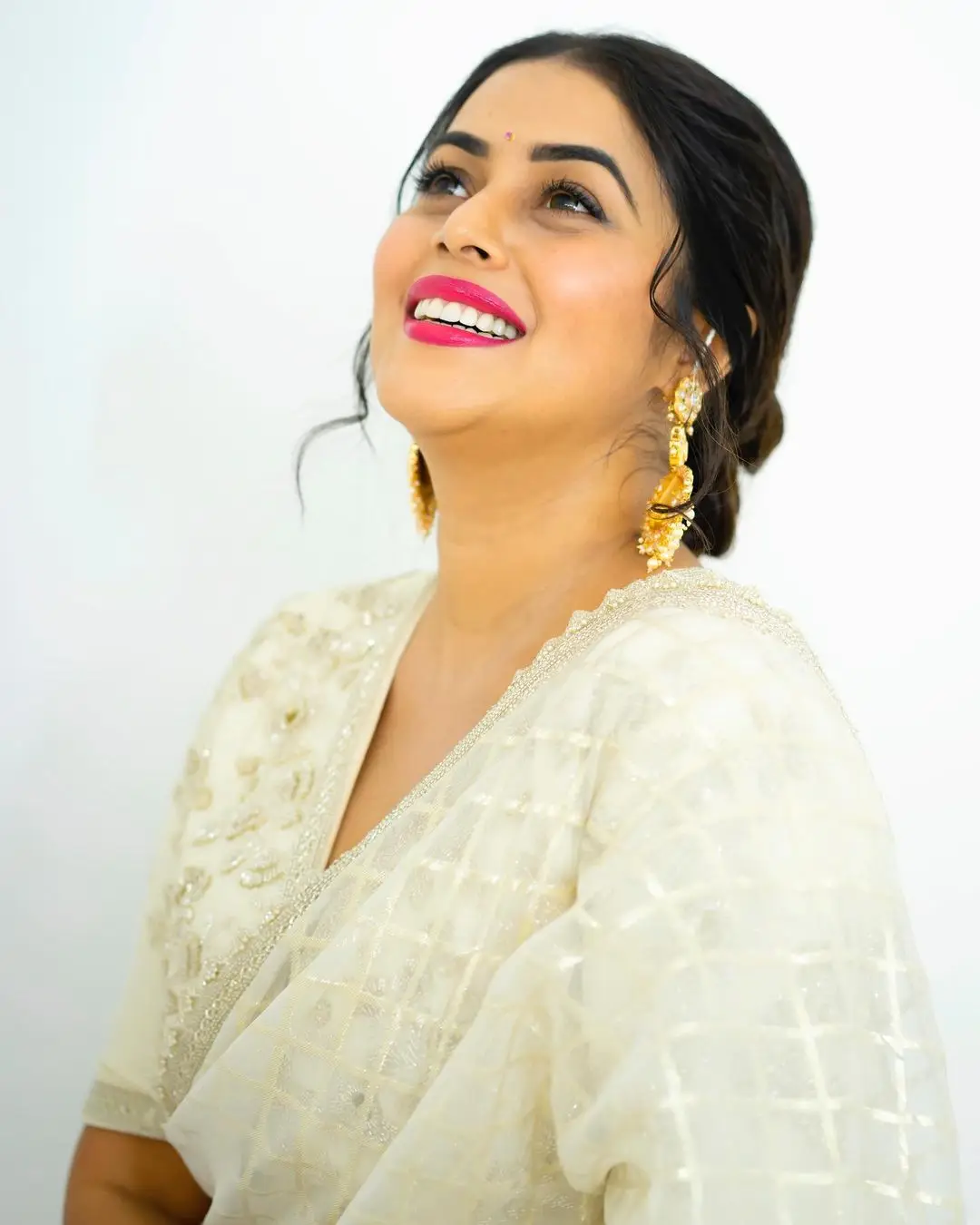 SHAMNA KASIM WEARING BEAUTIFUL EARRINGS WHITE DESIGNER SAREE 7